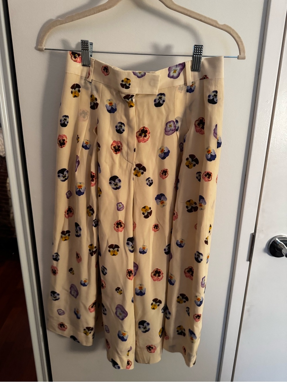 Christopher Kane‎ Cream Pansy Floral Print Pleated Bermuda Shorts Size 0